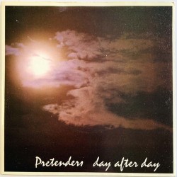 Pretenders vinyylisingle Day after day / In the sticks  kansi EX- levy EX käytetty vinyylisingle PS