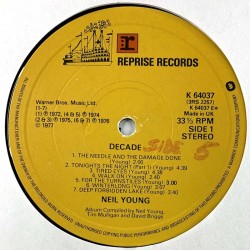 Young Neil 1977 K 64037 Decade etiketissä side 1/2 mutta taitaa olla side 5/6 LP ingen omslag